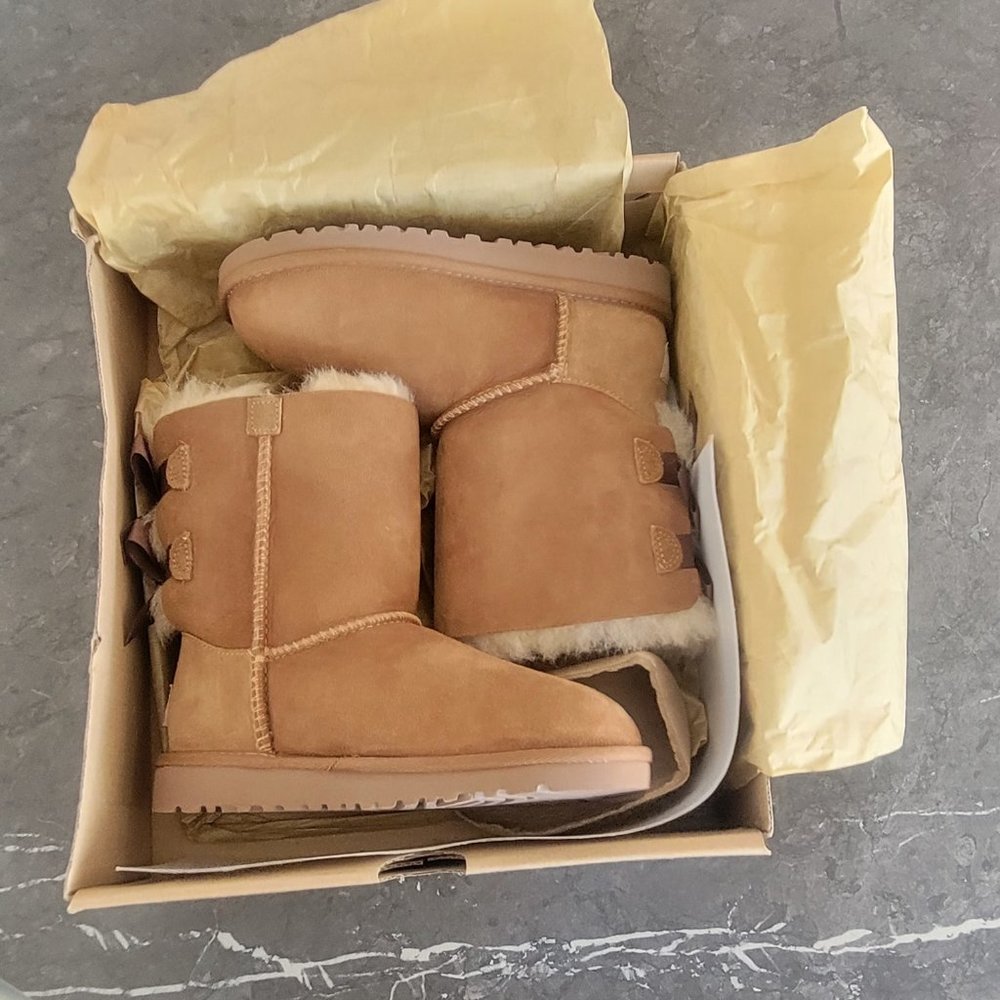 Uggs K Bailey bow kids size 13 NWT